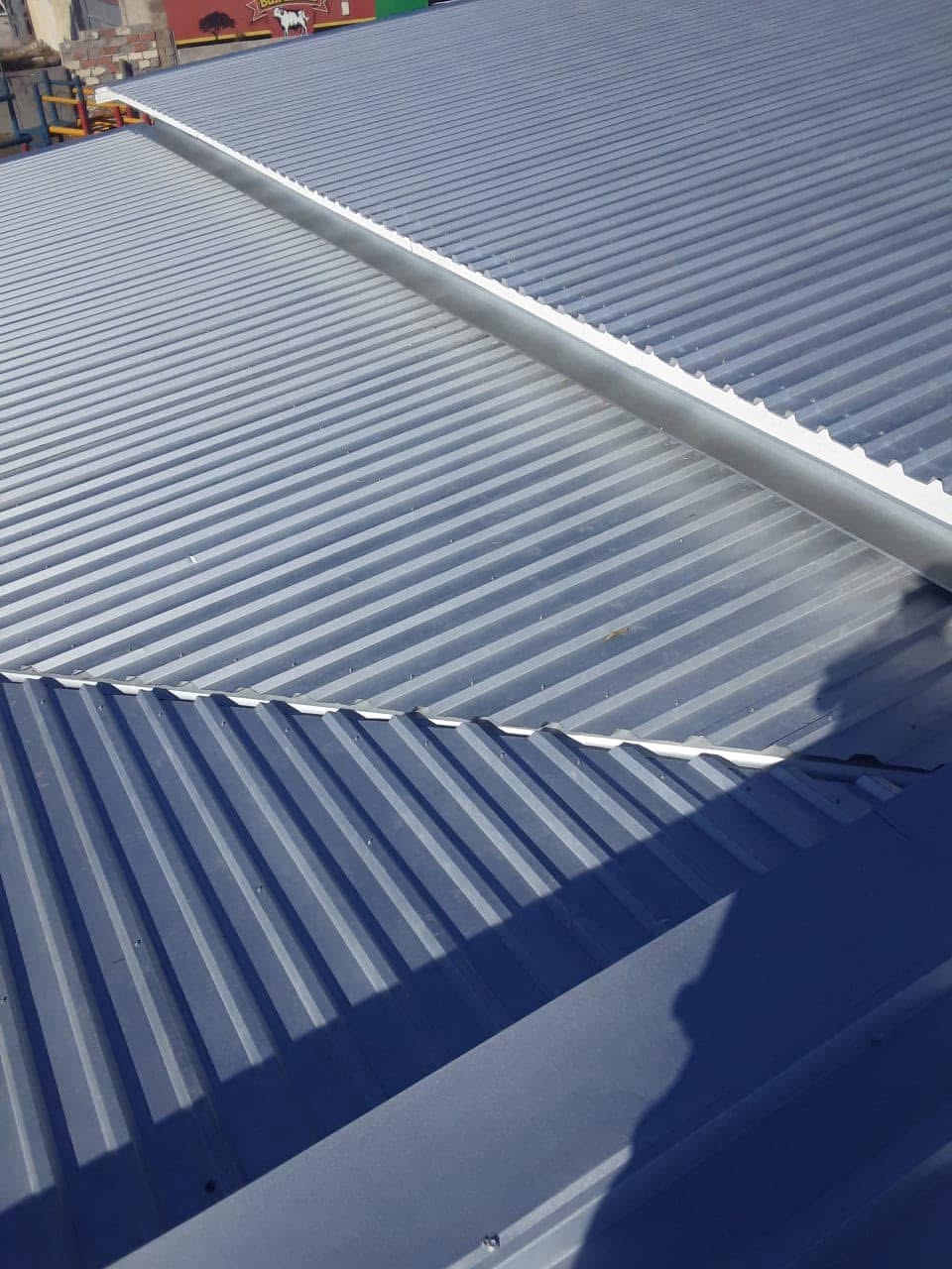 Metal roof ridge and gutter detail
